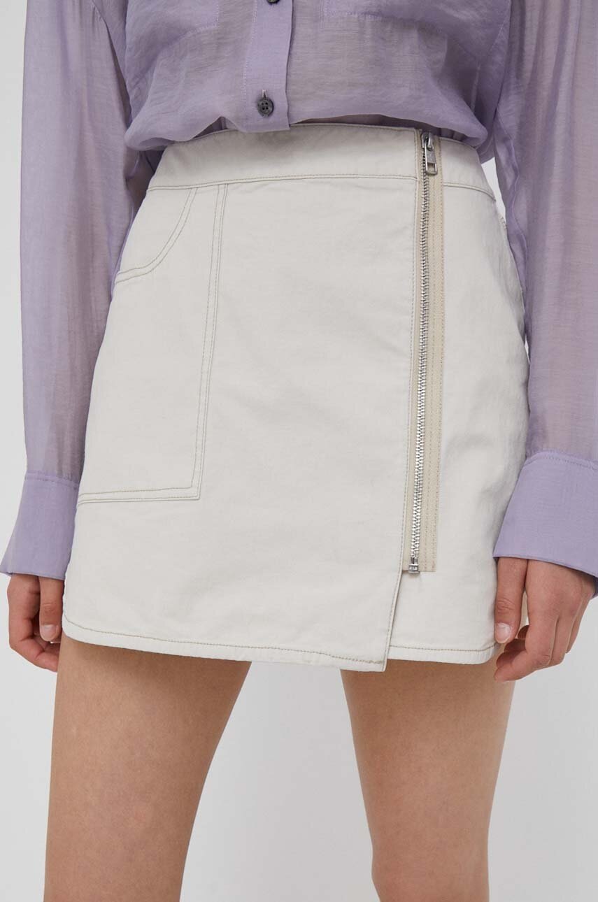 

Пола Calvin Klein Jeans в бежово къса със стандартна кройка, Бежов