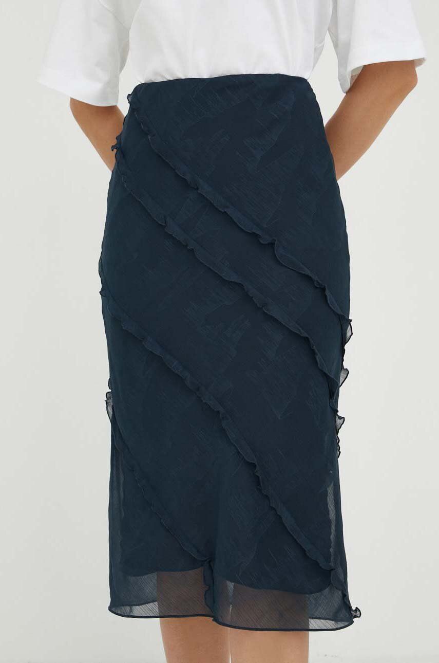 Sukně Samsoe Samsoe tmavomodrá barva, midi - námořnická modř -  100 % Recyklovaný polyester