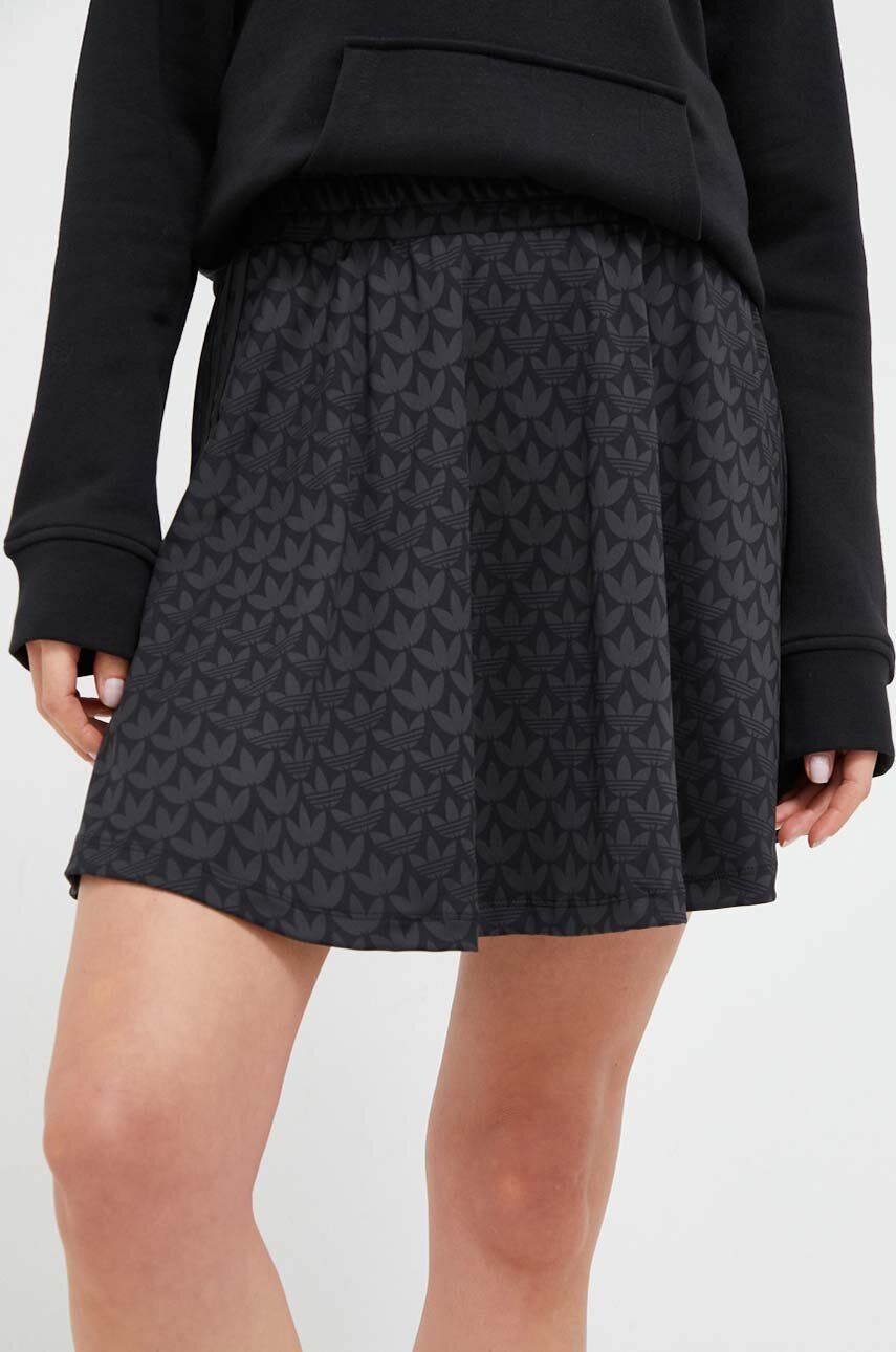 Sukně adidas Originals černá barva, mini, áčková - černá -  79 % Recyklovaný polyester