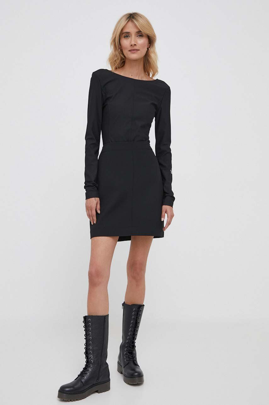Levně Sukně Calvin Klein černá barva, mini, pouzdrová