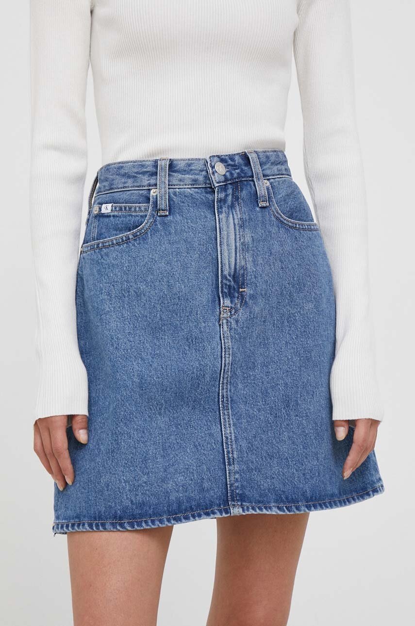 

Дънкова пола Calvin Klein Jeans в синьо къса със стандартна кройка, Син