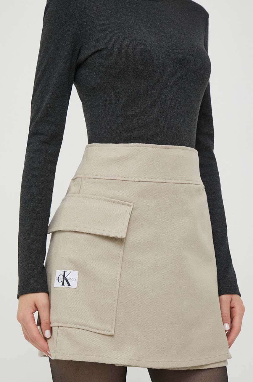 Bavlněná sukně Calvin Klein Jeans béžová barva, mini, áčková - béžová - 100 % Bavlna