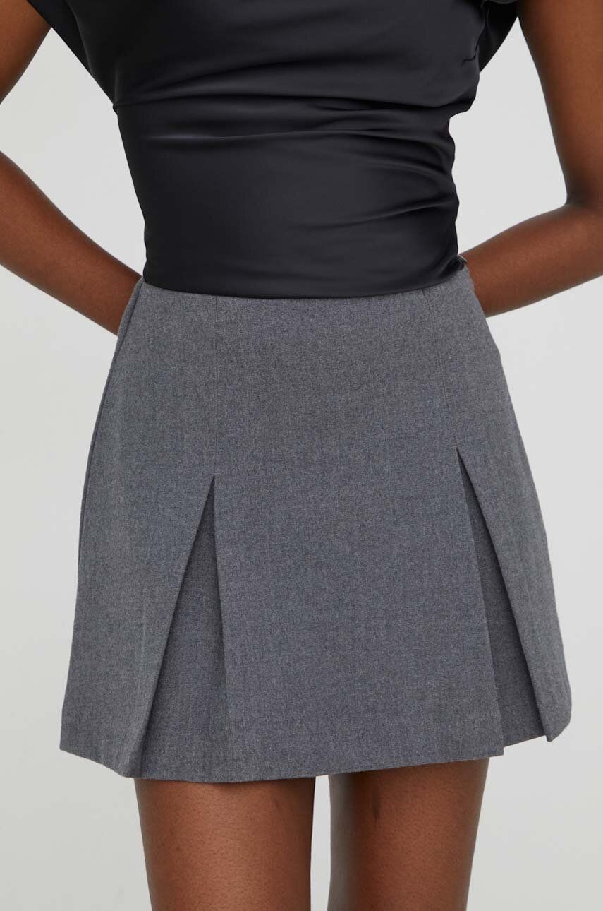Sukně Abercrombie & Fitch šedá barva, mini, áčková - šedá - Hlavní materiál: 63 % Polyester