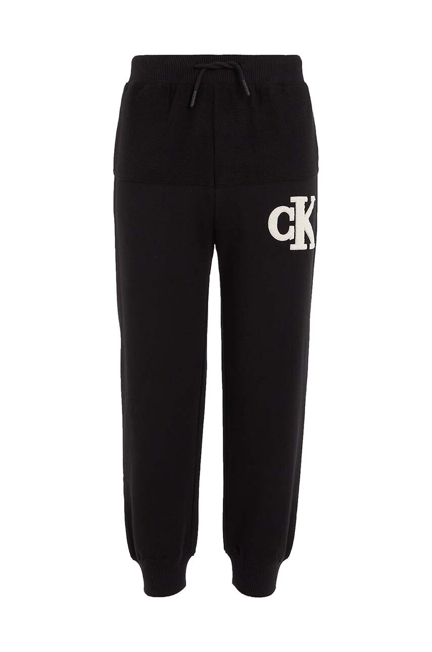 Детские хлопковые штаны Calvin Klein Jeans цвет чёрный с аппликацией