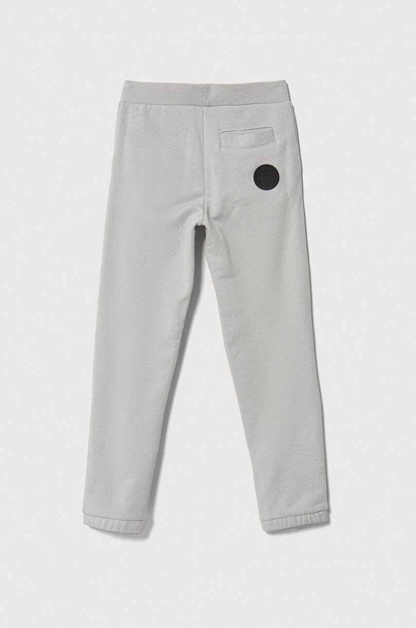 Дитячі бавовняні штани Guess колір сірий з аплікацією Дитячі бавовняні штани Guess колір сірий з аплікацією