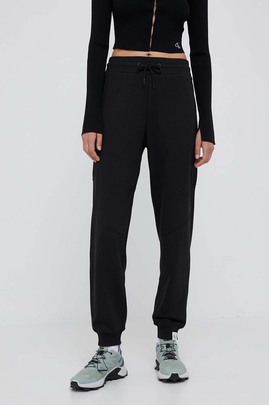 

Спортен панталон Calvin Klein Jeans в черно с изчистен дизайн, Черен