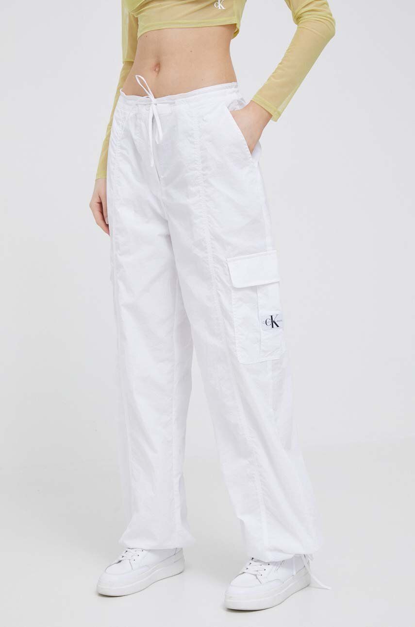 Kalhoty Calvin Klein Jeans dámské, bílá barva, kapsáče, high waist - bílá -  Hlavní materiál: 1