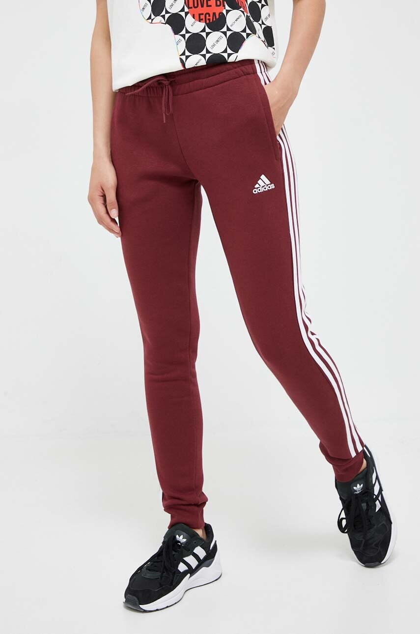 

Спортивные штаны adidas цвет бордовый с аппликацией