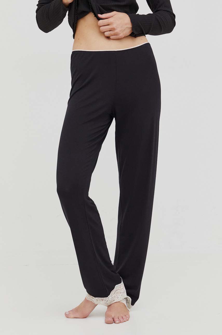Kalhoty United Colors of Benetton černá barva, medium waist - černá -  96 % Viskóza