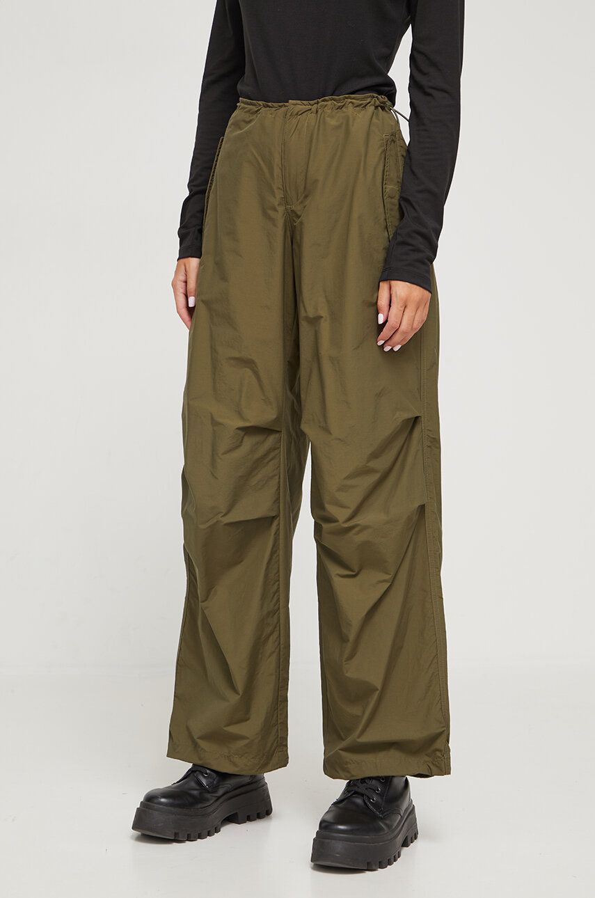 Levně Kalhoty Tommy Jeans dámské, zelená barva, široké, medium waist, DW0DW16387
