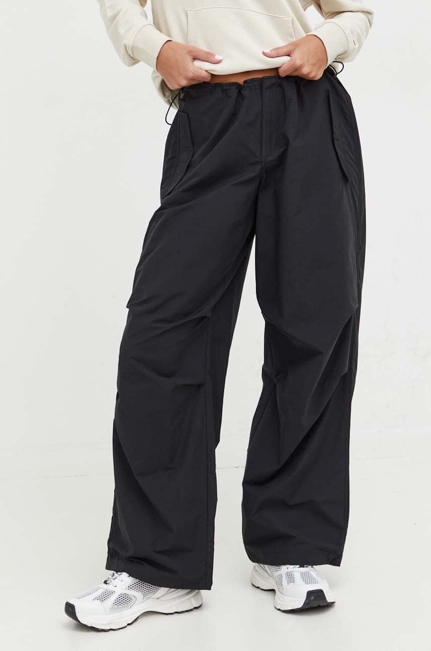 Kalhoty Tommy Jeans dámské, černá barva, široké, medium waist - černá - 61 % Bavlna