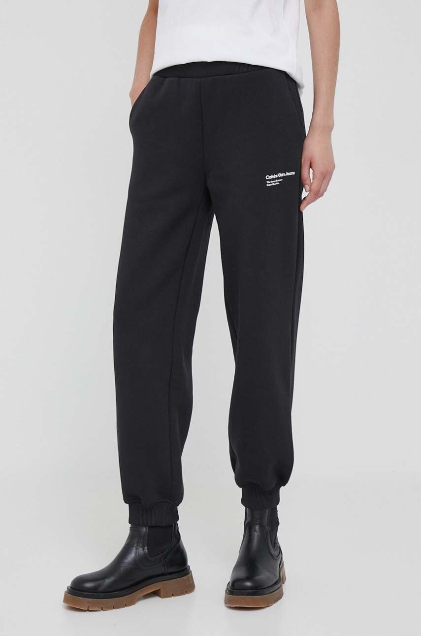 Levně Tepláky Calvin Klein Jeans černá barva, s potiskem
