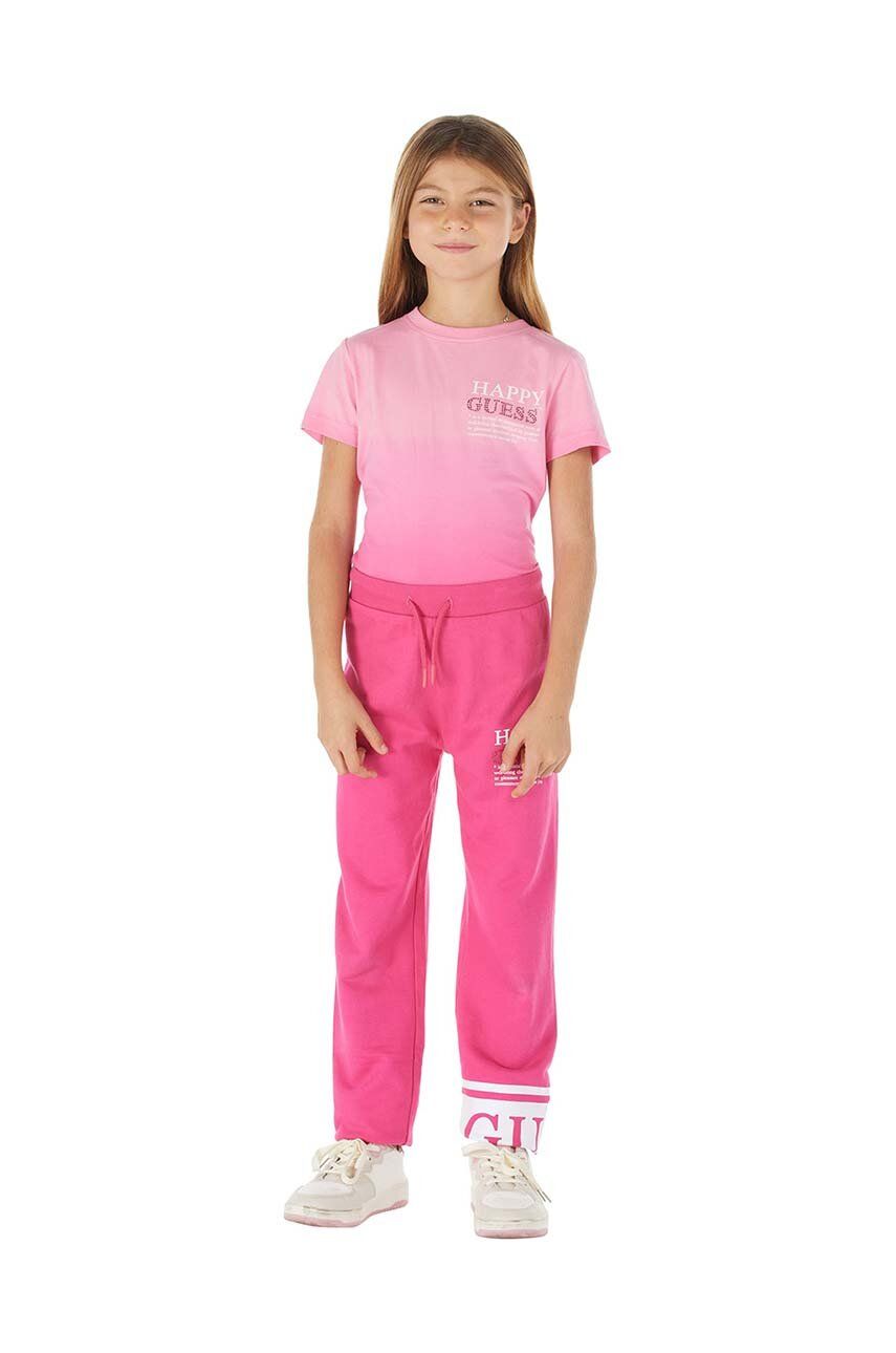 Dětské bavlněné tepláky Guess růžová barva, s potiskem - růžová -  100 % Bavlna
