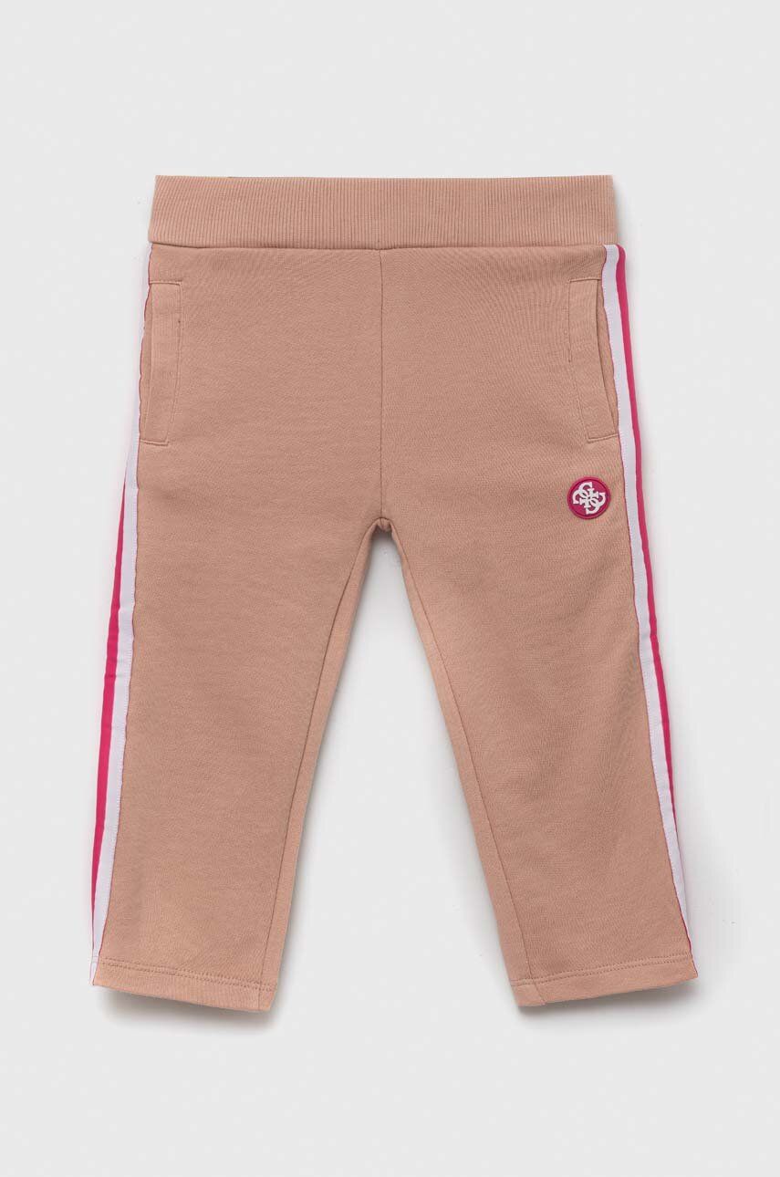 Levně Dětské bavlněné kalhoty Guess růžová barva, s aplikací