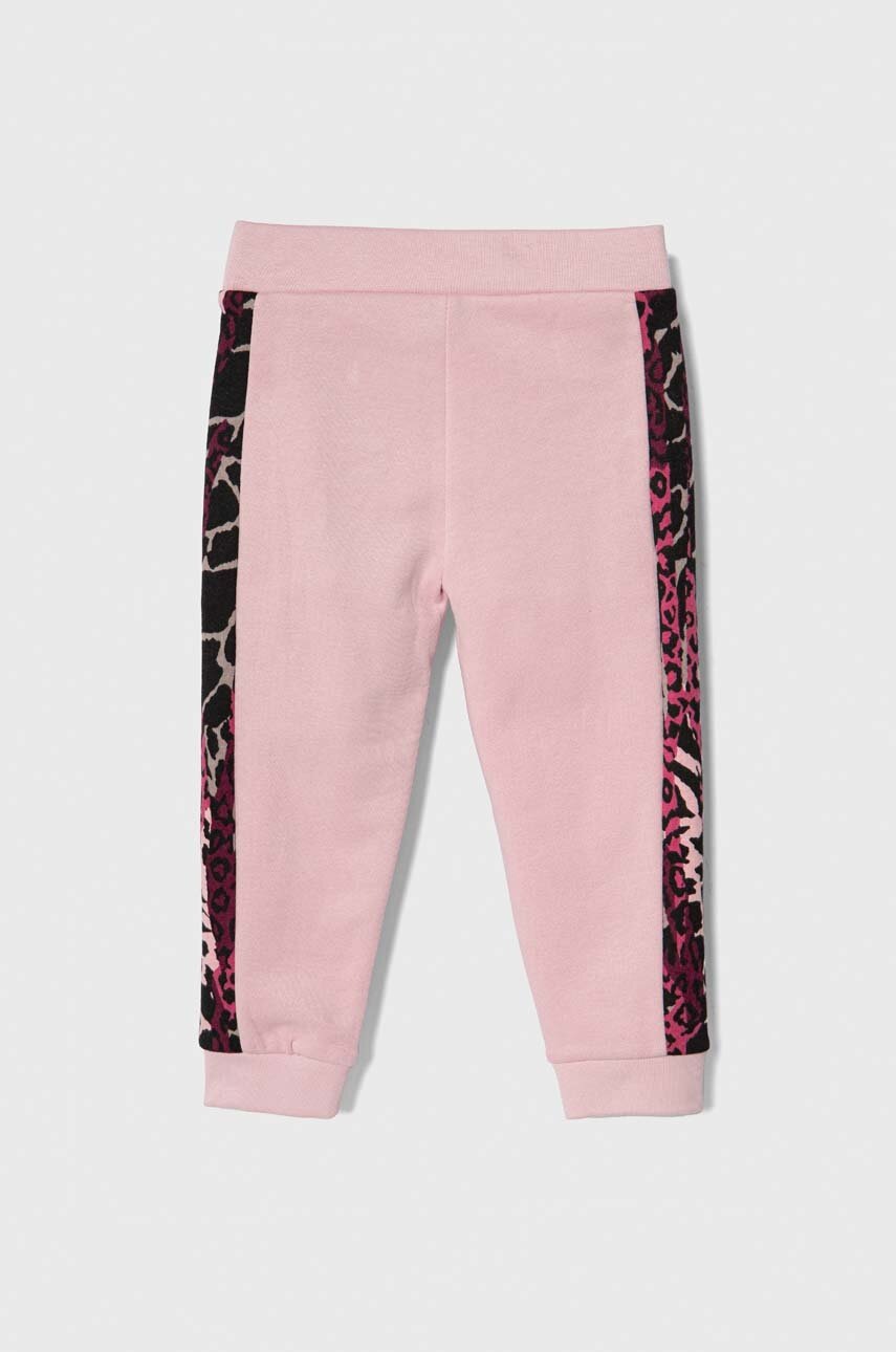 Детские хлопковые штаны Guess цвет розовый с узором