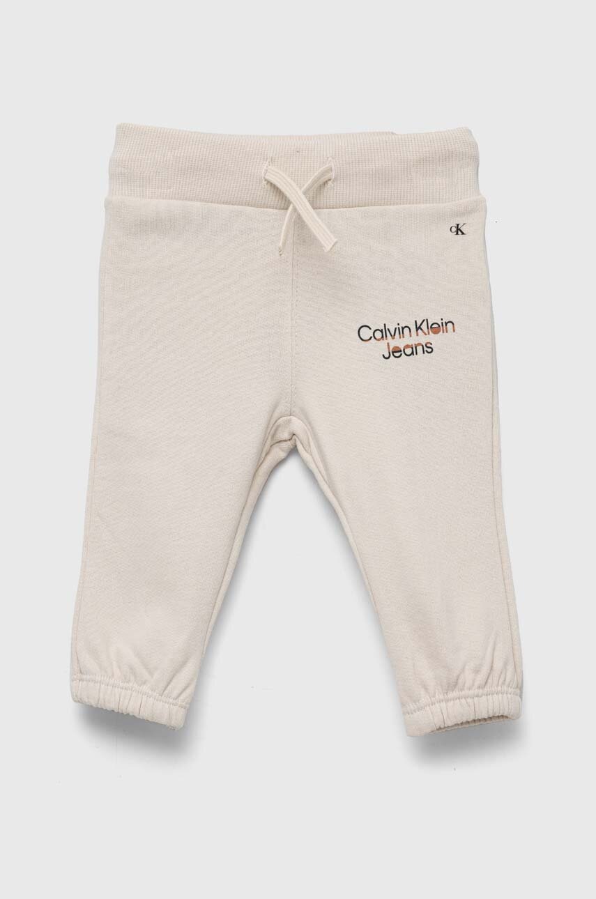 

Бебешки спортен панталон Calvin Klein Jeans в бежово с изчистен дизайн, Бежов