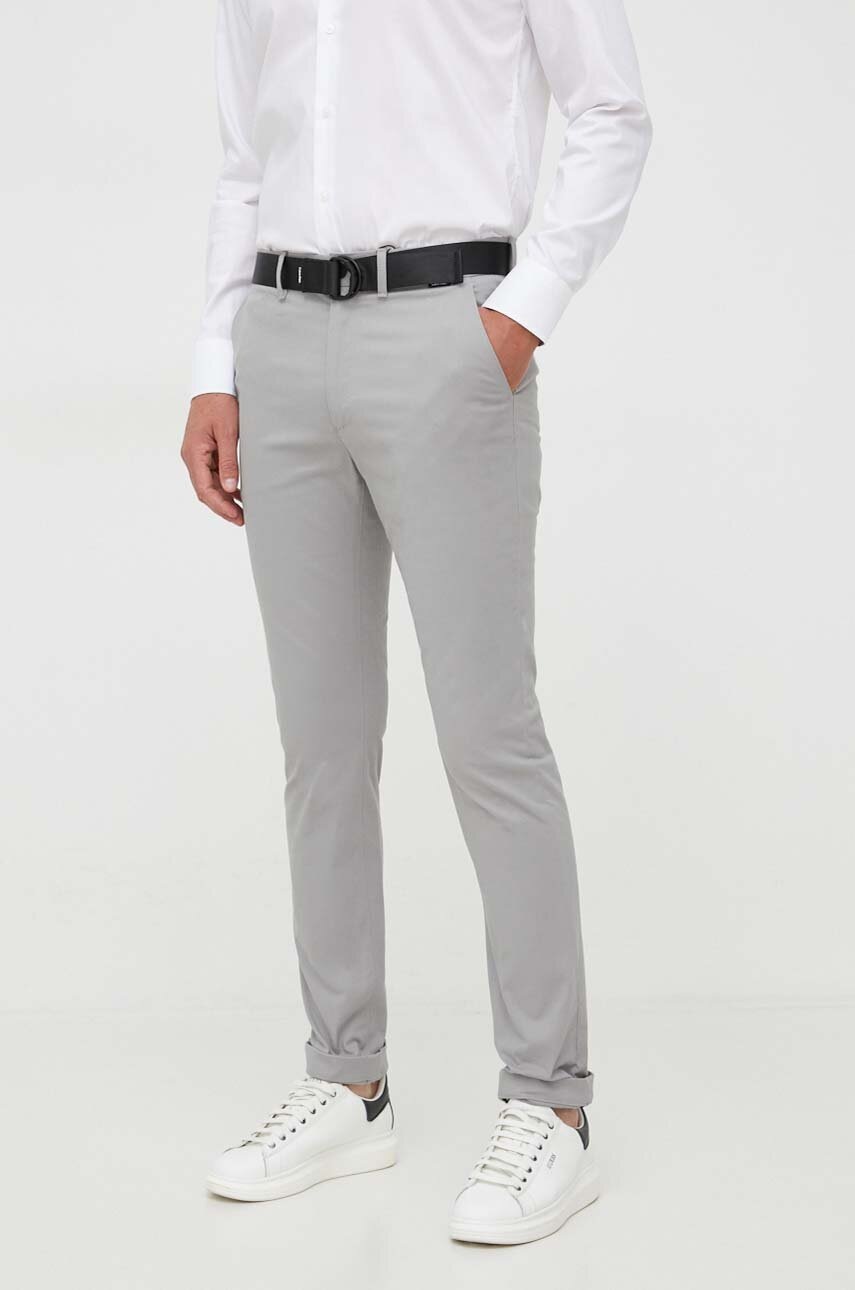 

Панталон Calvin Klein в сиво с кройка по тялото, Сив