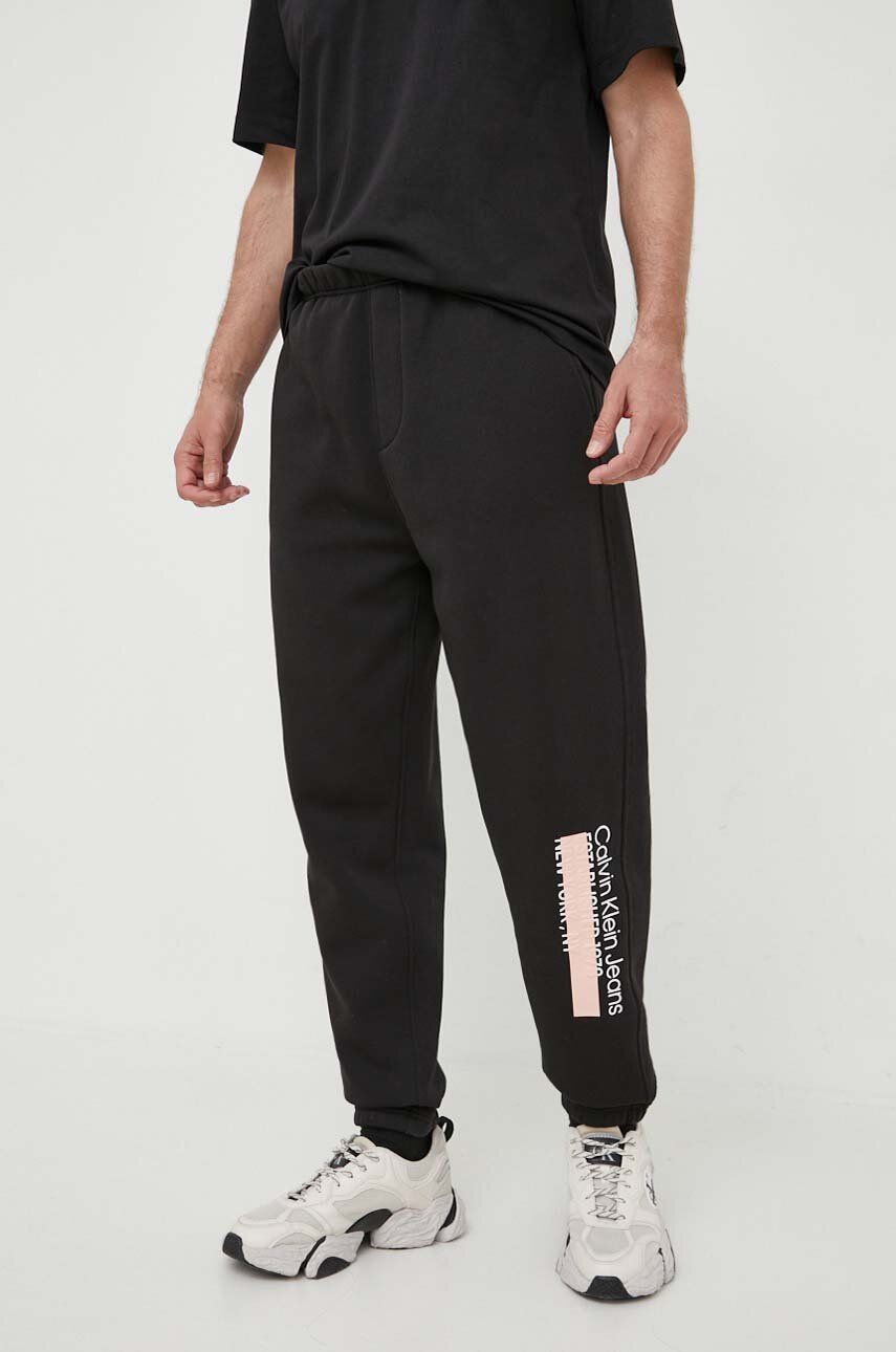 Tepláky Calvin Klein Jeans černá barva, s potiskem - černá -  73 % Bavlna
