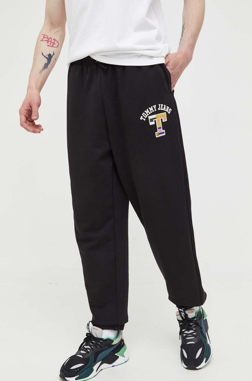 Bavlněné tepláky Tommy Jeans černá barva, s aplikací - černá -  100 % Bavlna