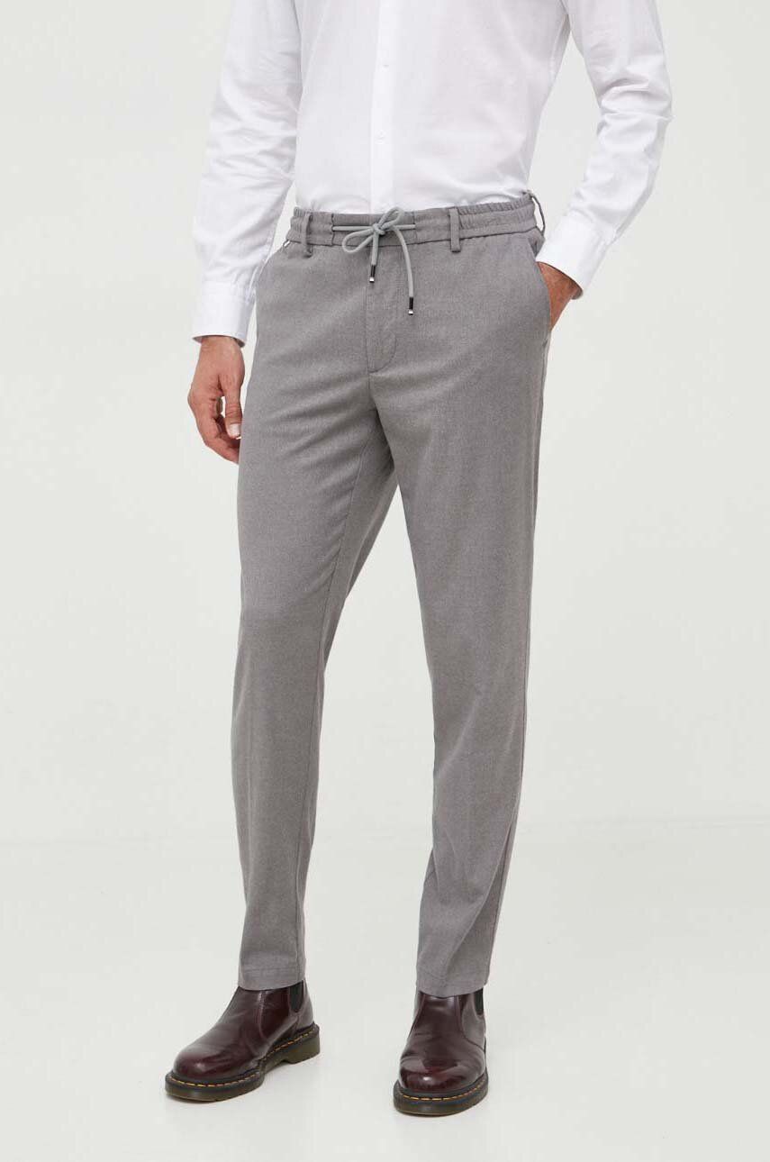 Kalhoty BOSS pánské, šedá barva, ve střihu chinos