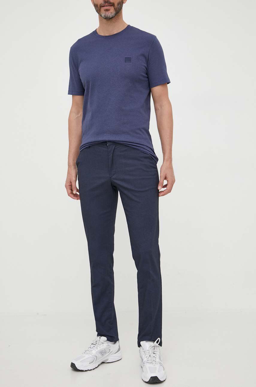 Kalhoty BOSS pánské, tmavomodrá barva, přiléhavé - námořnická modř -  Hlavní materiál: 96 % Bav