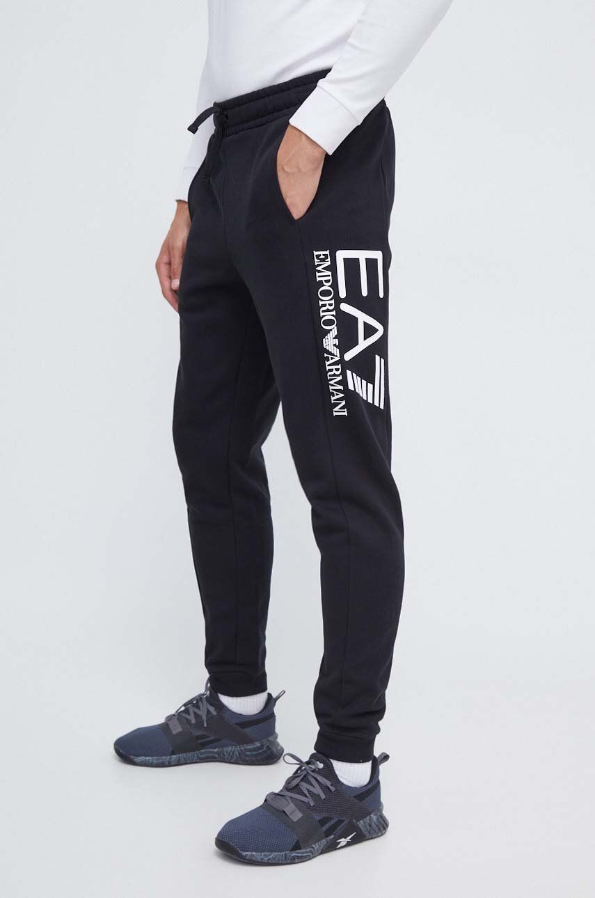 EA7 Emporio Armani pantaloni de trening din bumbac culoarea negru, cu imprimeu