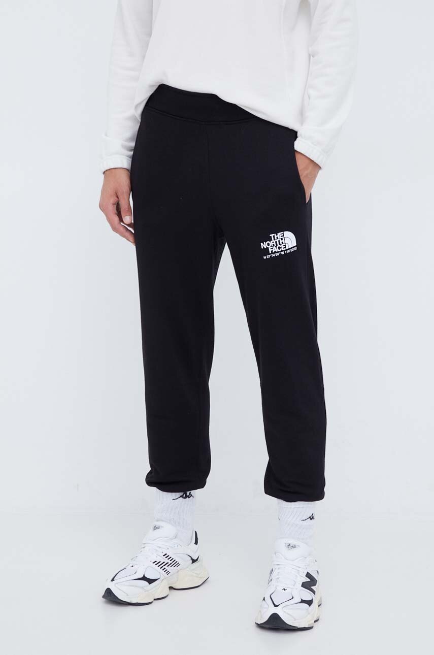 

Бавовняні спортивні штани The North Face колір чорний з принтом