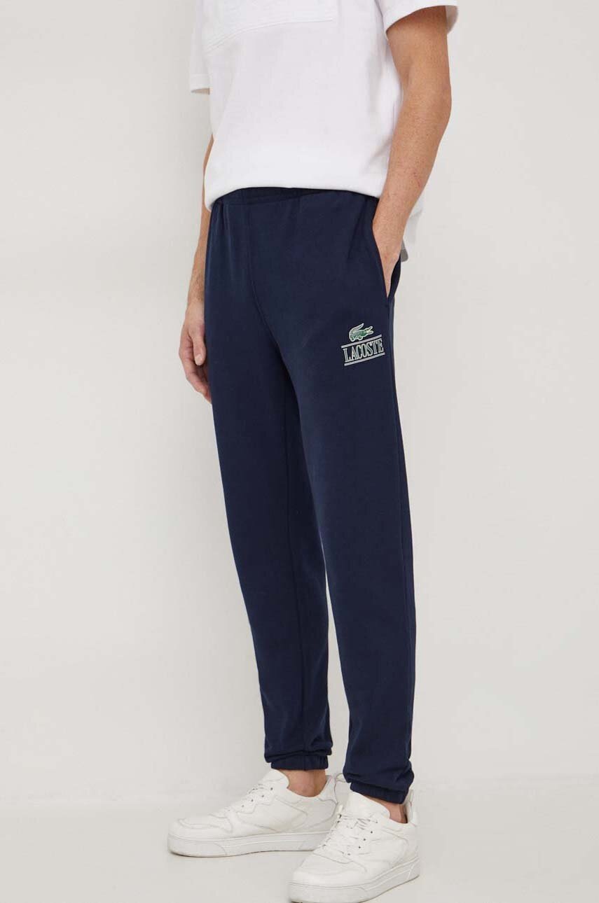 Lacoste pantaloni de trening din bumbac culoarea albastru marin, cu imprimeu