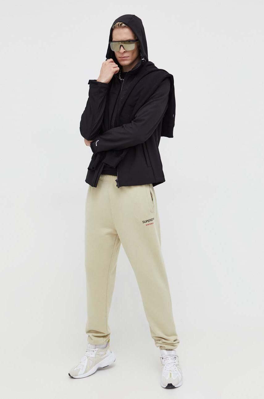 Superdry pantaloni barbati, culoarea bej, cu imprimeu