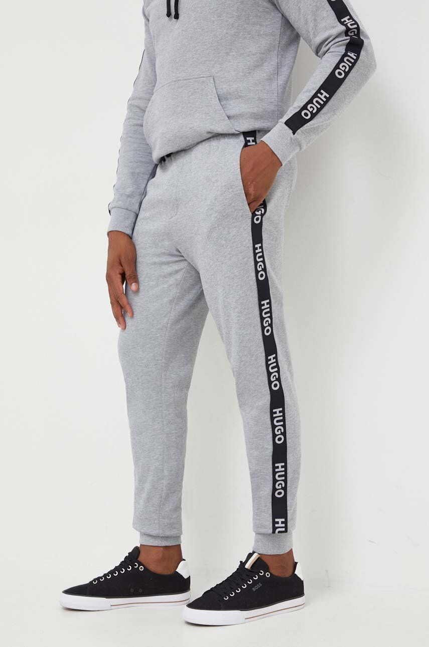 E-shop Bavlněné kalhoty HUGO šedá barva, s aplikací