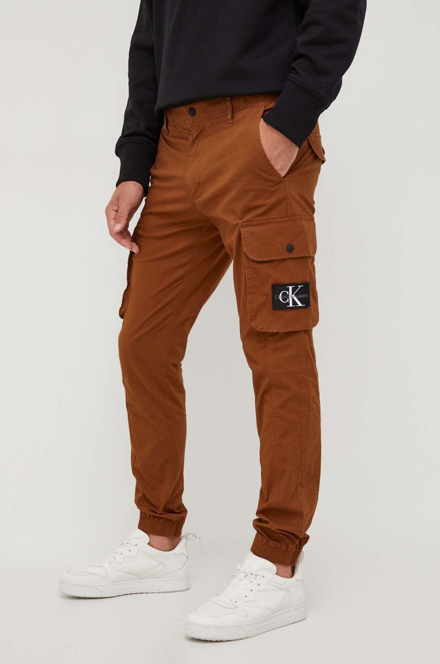 

Панталон Calvin Klein Jeans в кафяво с кройка тип карго, Кафяв