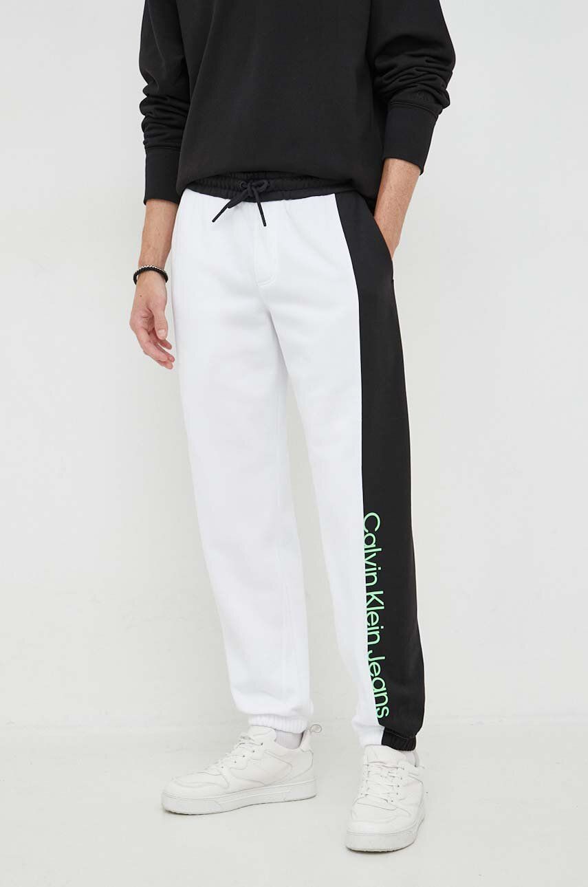 Tepláky Calvin Klein Jeans bílá barva, vzorované - bílá - 100 % Polyester
