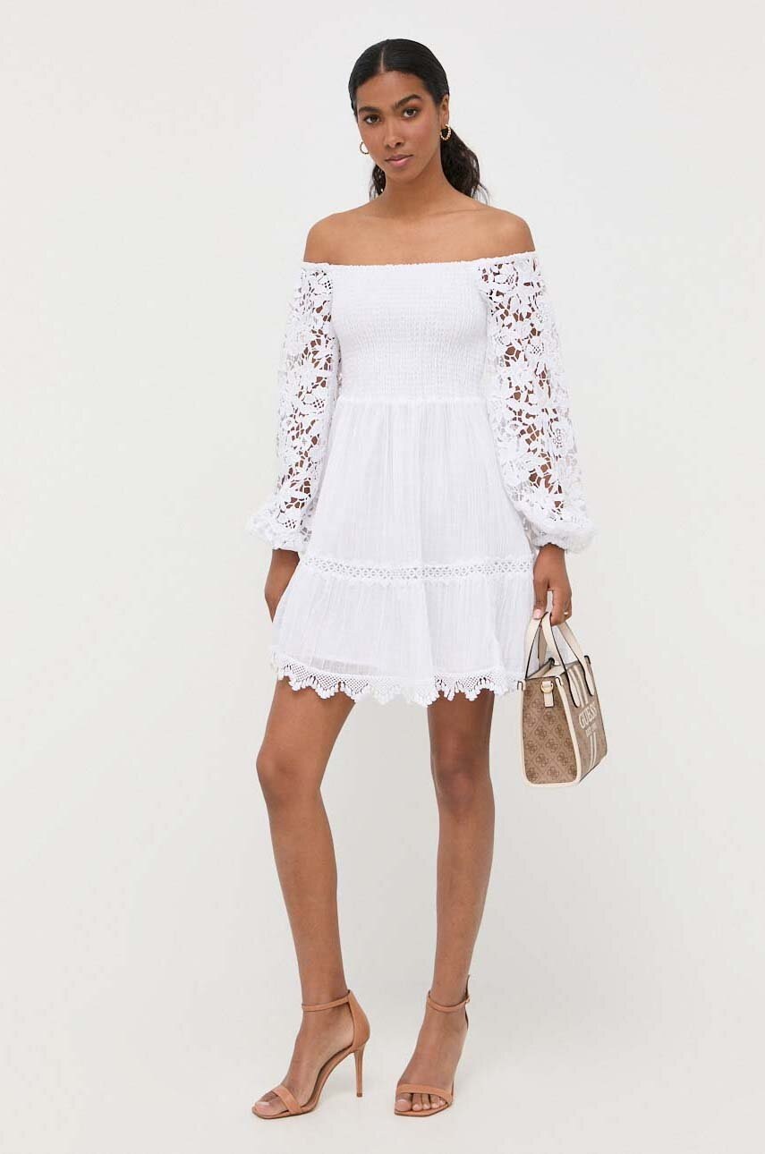 

Платье Guess цвет белый mini расклешённая