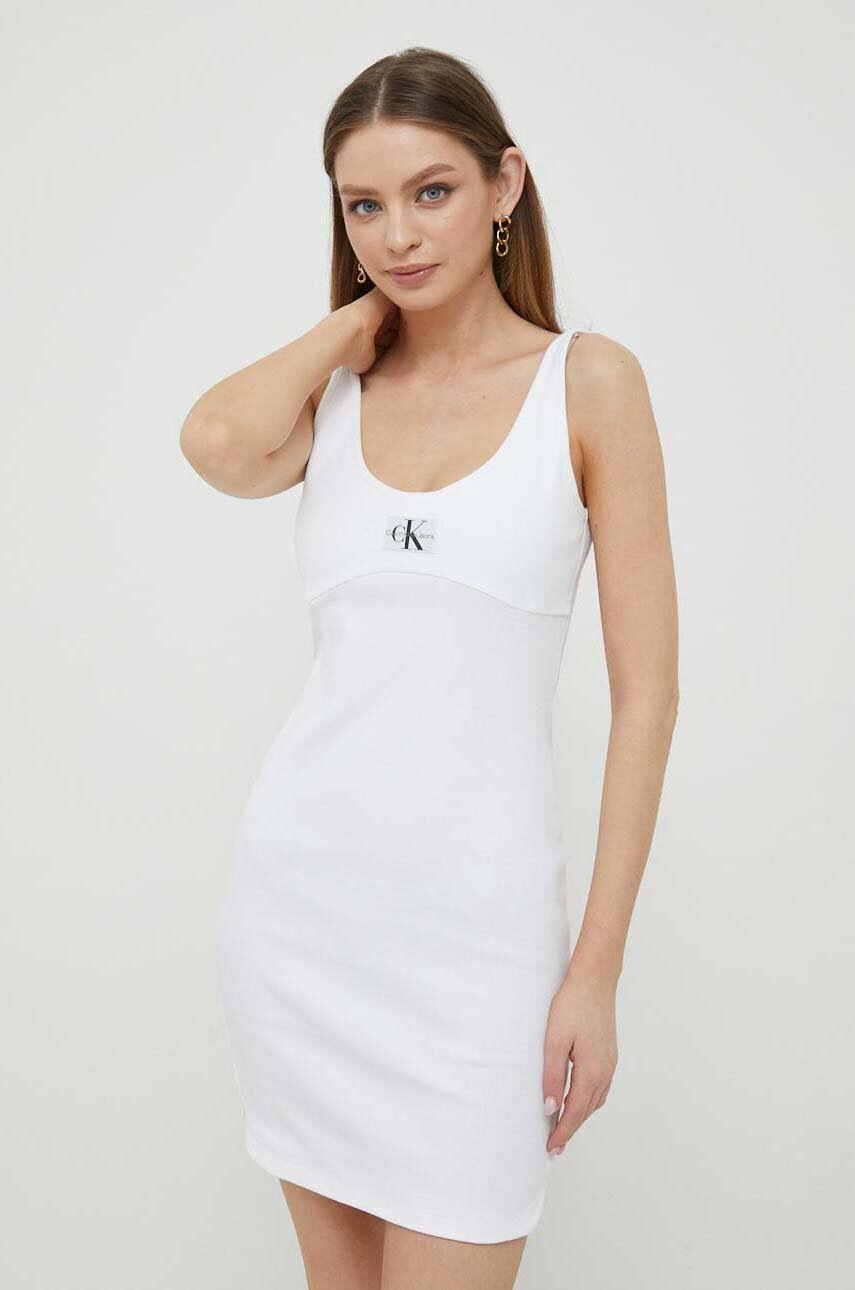 

Рокля Calvin Klein Jeans в бяло къс модел с кройка по тялото, Бял