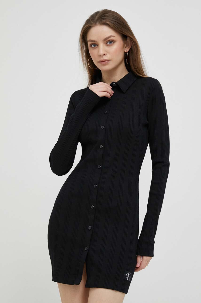 

Рокля Calvin Klein Jeans в черно къс модел с кройка по тялото, Черен
