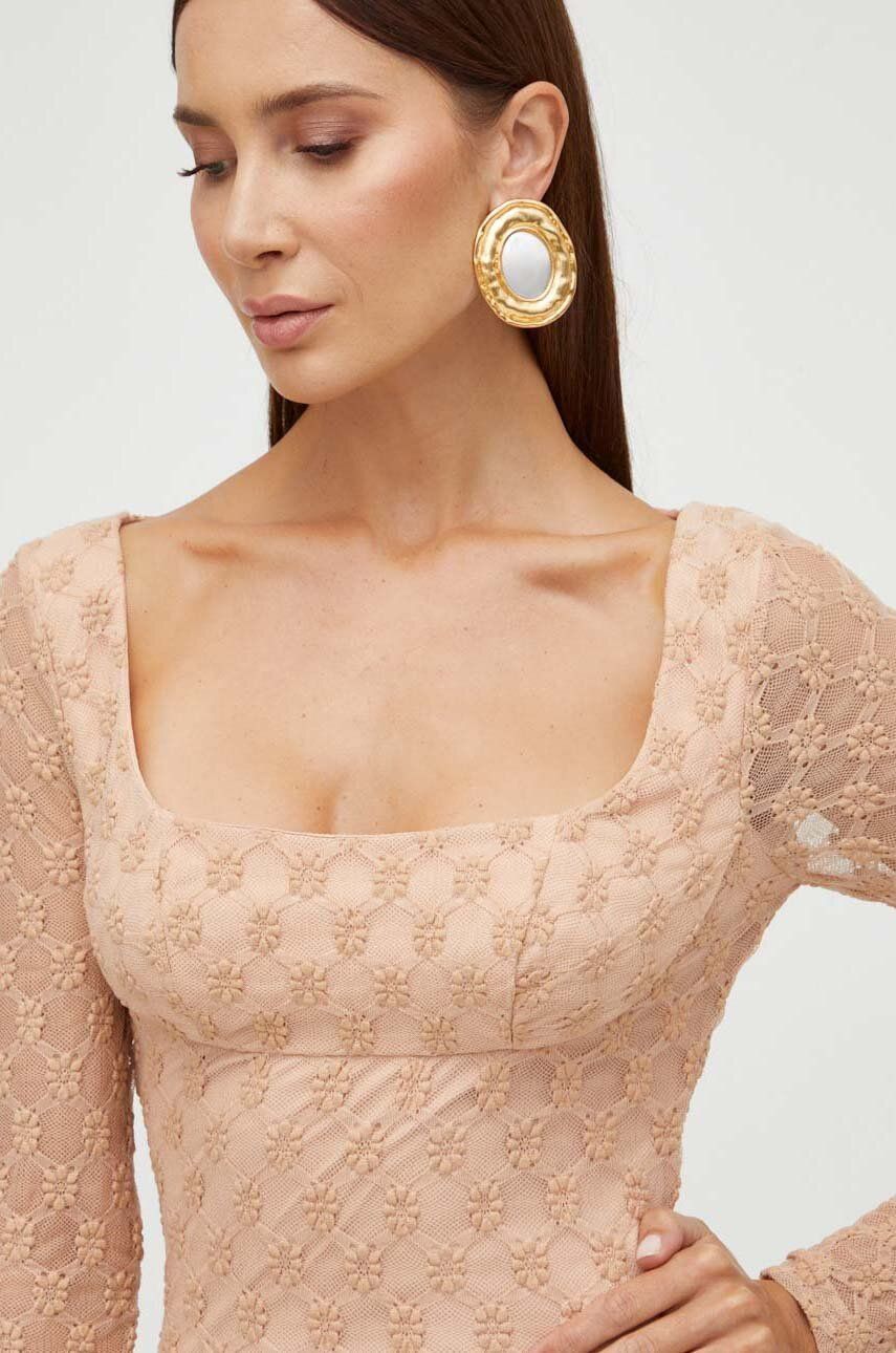 Сукня Bardot колір бежевий maxi облягаюча