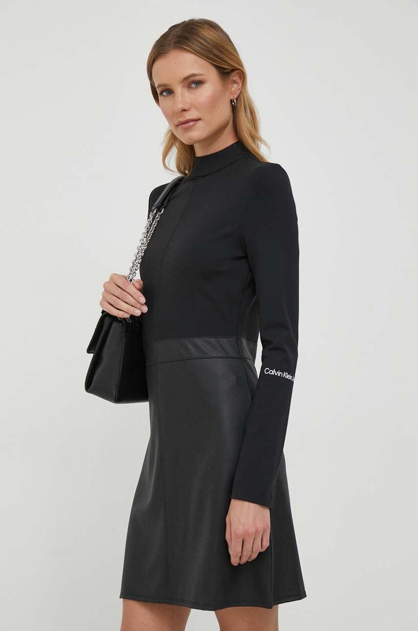 

Рокля Calvin Klein Jeans в черно къса разкроена, Черен