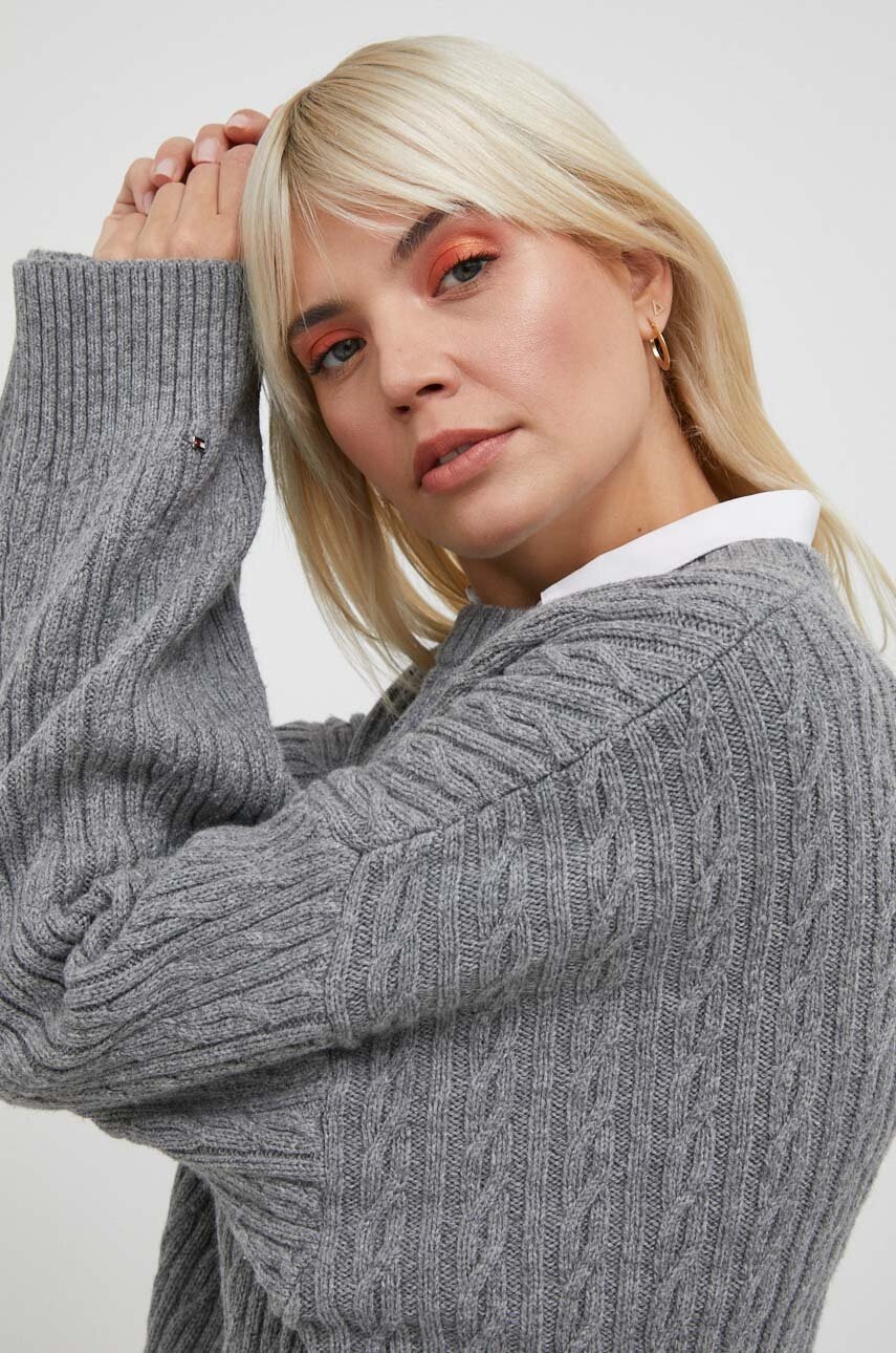 

Пуловер с вълна Tommy Hilfiger дамски в сиво, Сив
