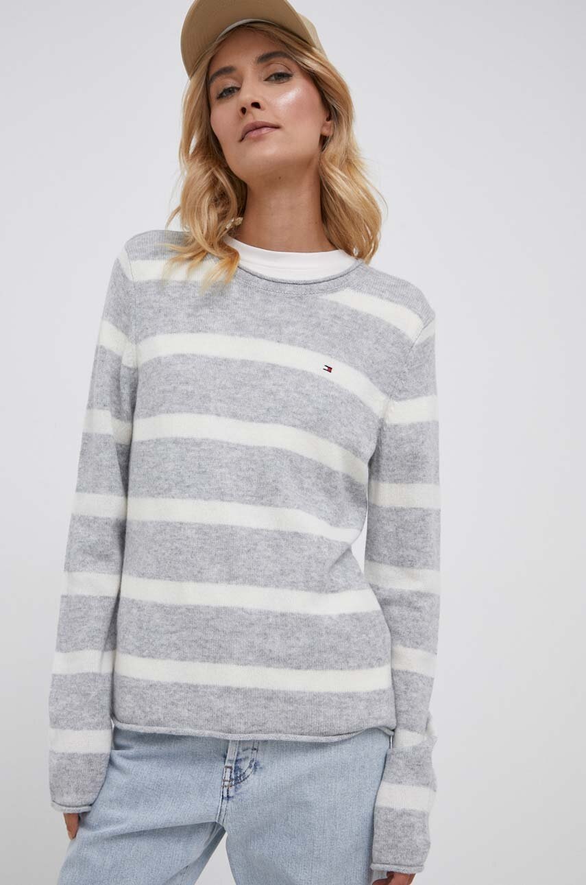 

Вълнен пуловер Tommy Hilfiger дамски в сиво от лека материя, Сив