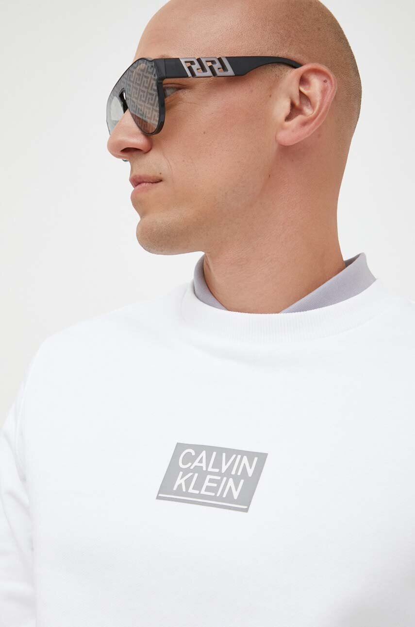 

Памучен суичър Calvin Klein в бяло с принт, Бял