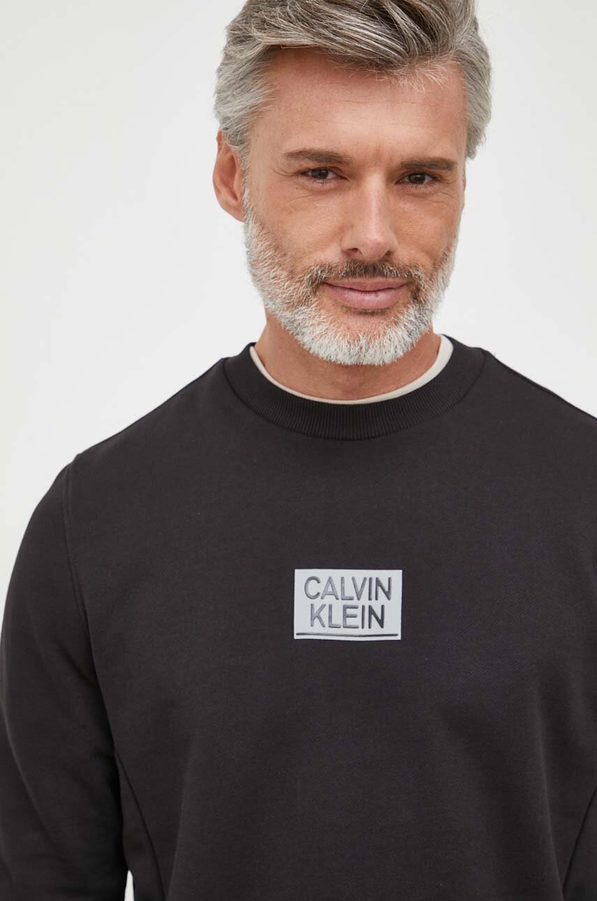 

Памучен суичър Calvin Klein в черно с принт, Черен