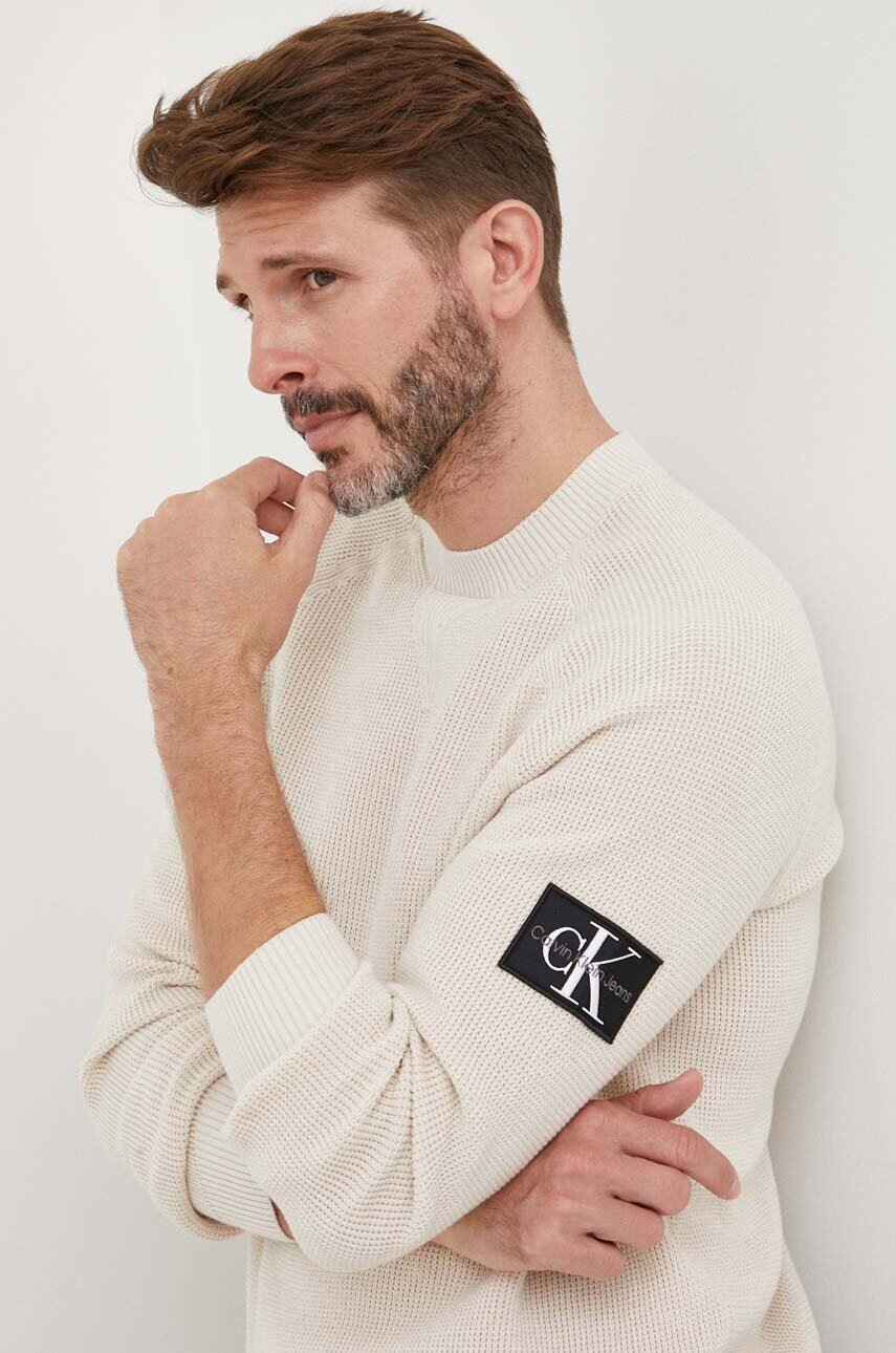 

Памучен пуловер Calvin Klein Jeans в бежово от лека материя, Бежов