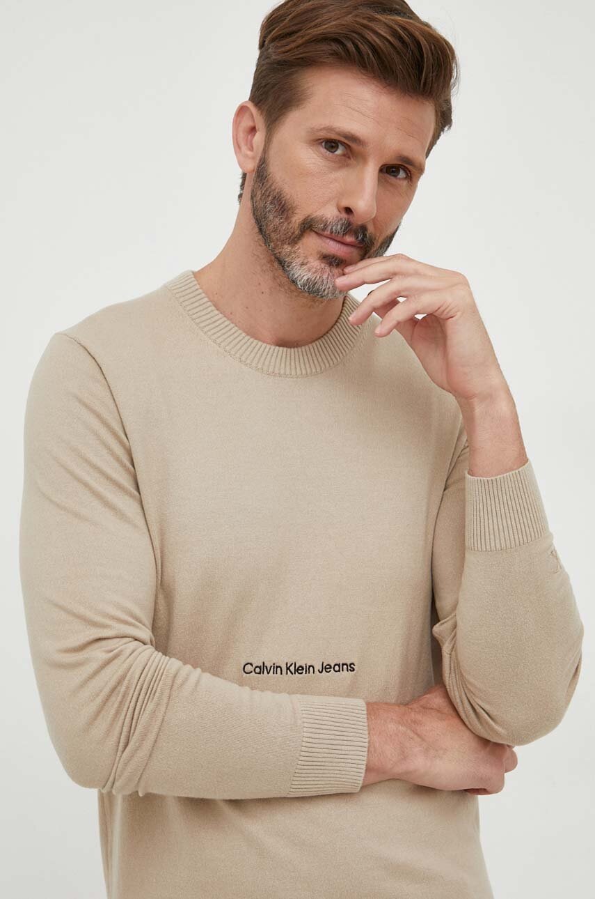 

Памучен пуловер Calvin Klein Jeans в бежово от лека материя, Бежов