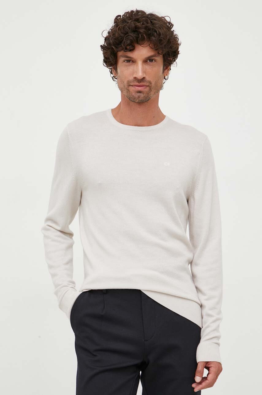 

Вълнен пуловер Calvin Klein мъжки в бежово от лека материя, Бежов