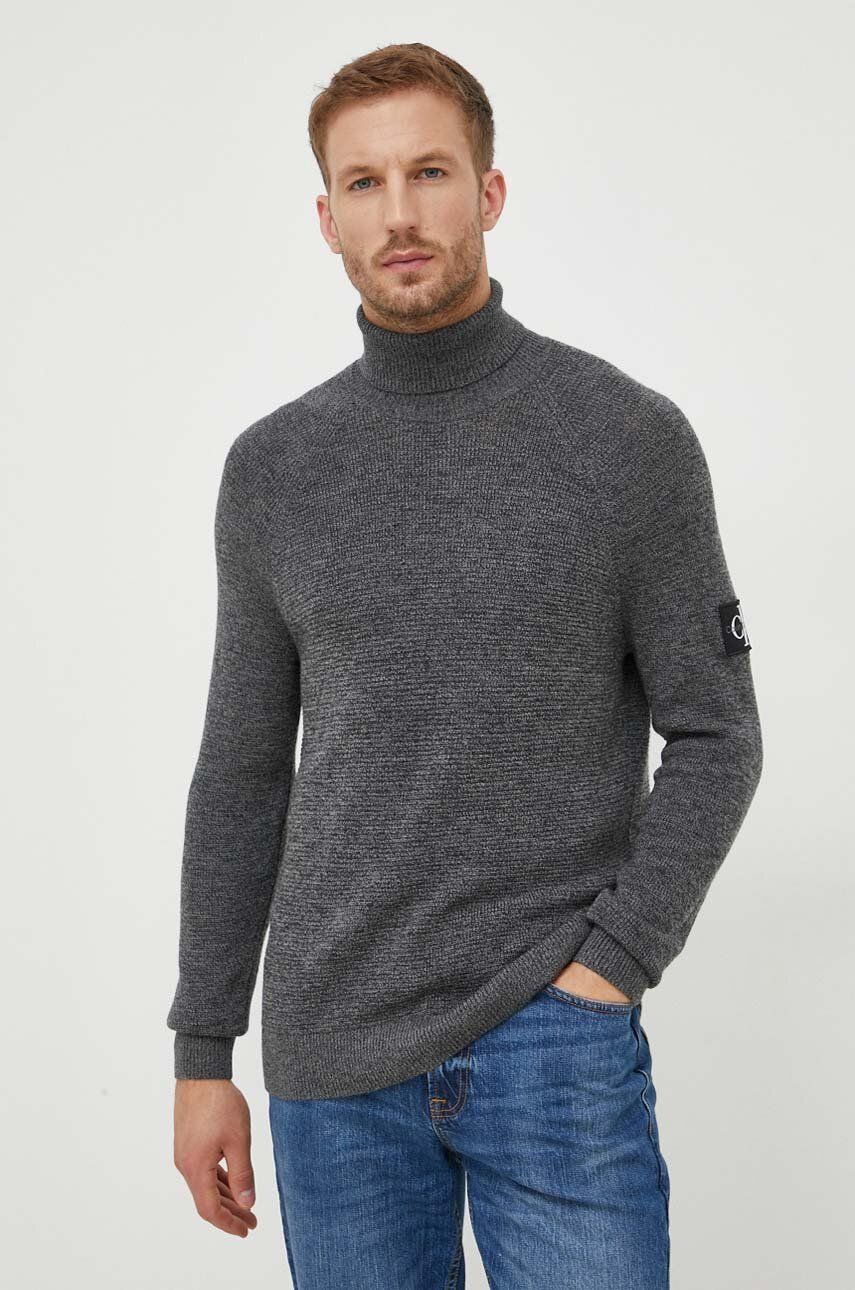 Vlněný svetr Calvin Klein Jeans pánský, šedá barva, lehký, s golfem - šedá - 100 % Vlna