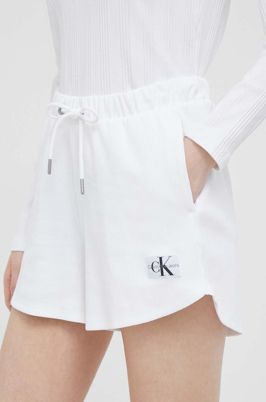 

Къс панталон Calvin Klein Jeans в бяло с изчистен дизайн с висока талия, Бял