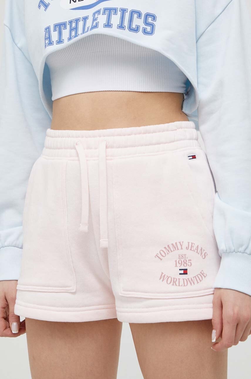 Levně Bavlněné šortky Tommy Jeans růžová barva, s potiskem, high waist