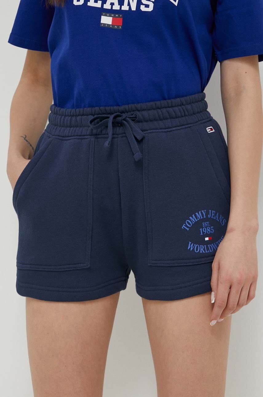 Levně Bavlněné šortky Tommy Jeans tmavomodrá barva, s potiskem, high waist