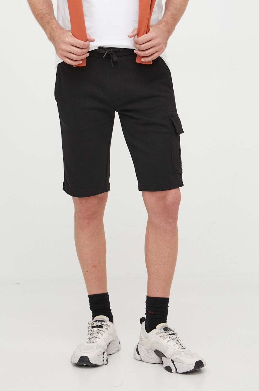 Levně Bavlněné šortky Calvin Klein Jeans černá barva, J30J323411
