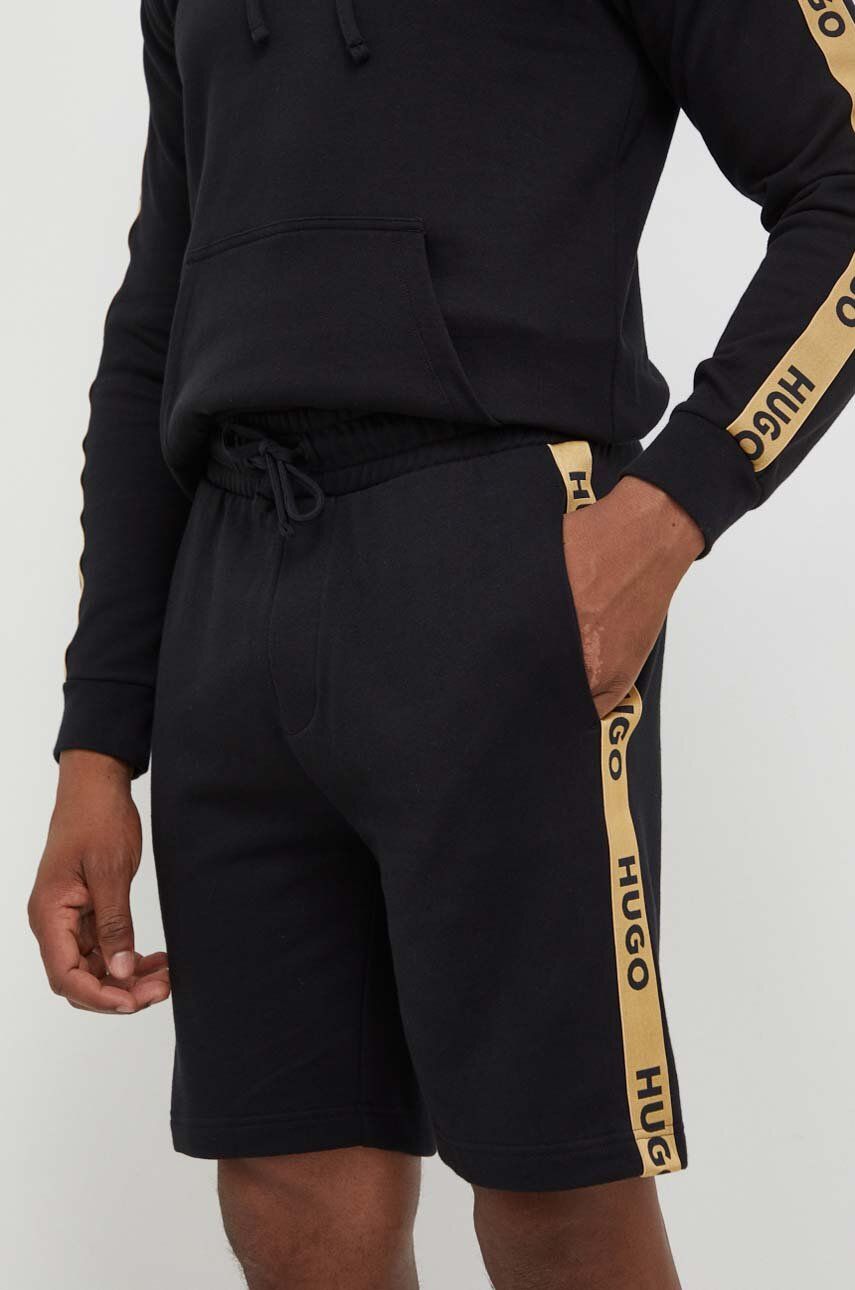 E-shop Společenské bavlněné šortky HUGO černá barva